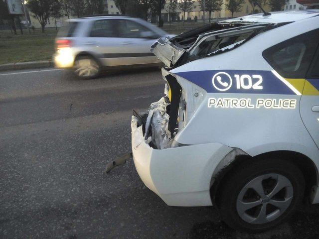 Грузовик одним ударом смял полицейский Prius - 59490 Грузовик одним ударом смял полицейский Prius - фото 59490