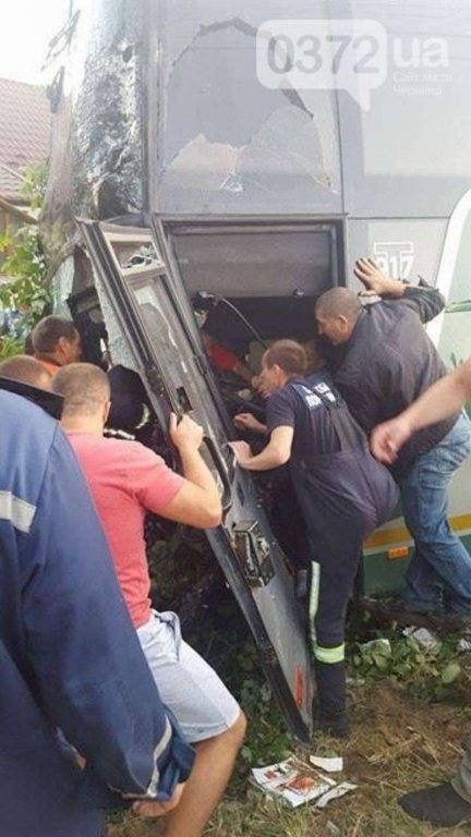 В Черниговской области в жуткое ДТП попал автобус с туристами-иностранцами - 58620 В Черниговской области в жуткое ДТП попал автобус с туристами-иностранцами - фото 58620