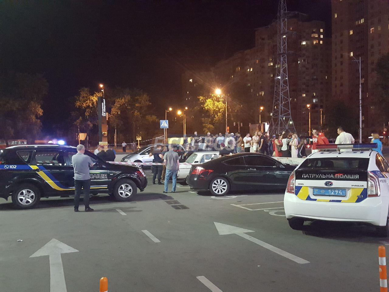 Мужчину расстреляли из автомата возле метро "Черниговская" в Киеве - 59188 Мужчину расстреляли из автомата возле метро "Черниговская" в Киеве - фото 59188