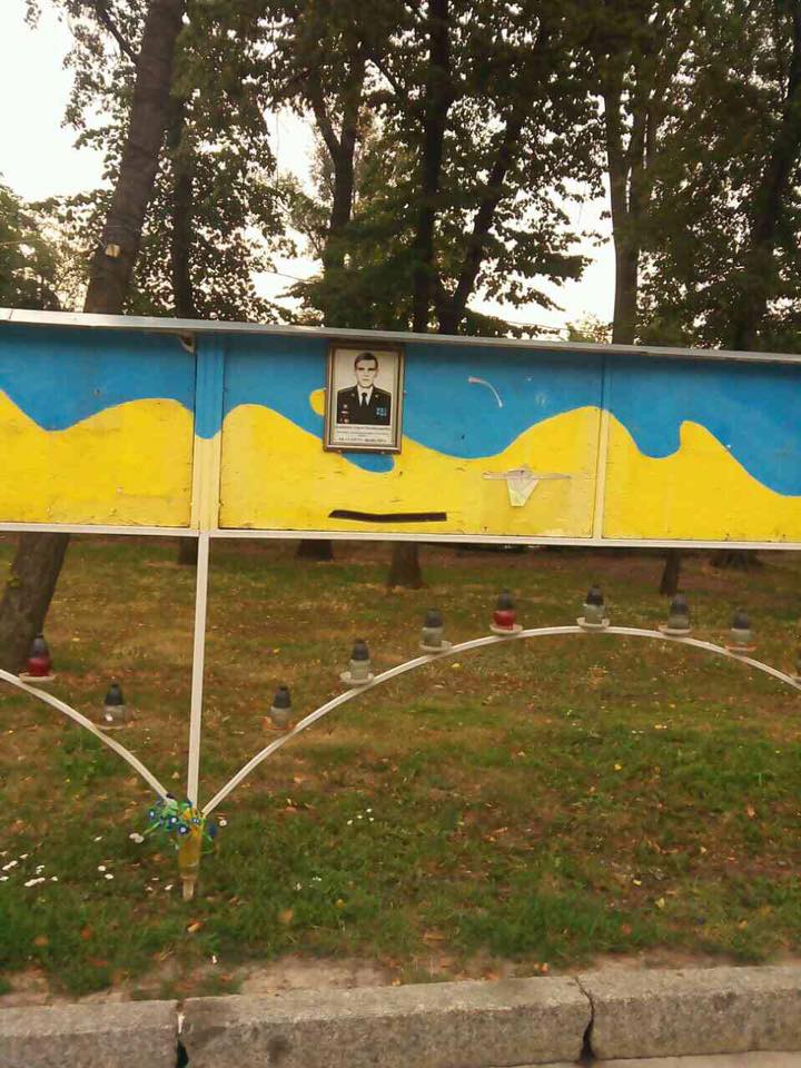 В Днепре на центральной улице сорвали фото героев АТО - 61496 В Днепре на центральной улице сорвали фото героев АТО - фото 61496