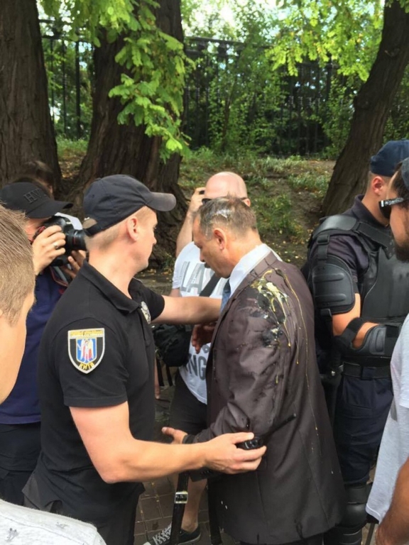 Яичный гнев: Нардепа Барну забросали яйцами под Радой - 57611 Яичный гнев: Нардепа Барну забросали яйцами под Радой - фото 57611