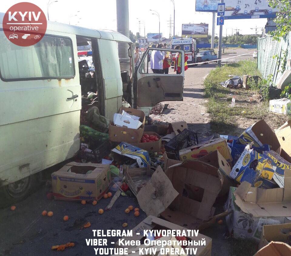На Подоле в Киеве микроавтобус врезался в столб, есть погибшие - 56355 На Подоле в Киеве микроавтобус врезался в столб, есть погибшие - фото 56355