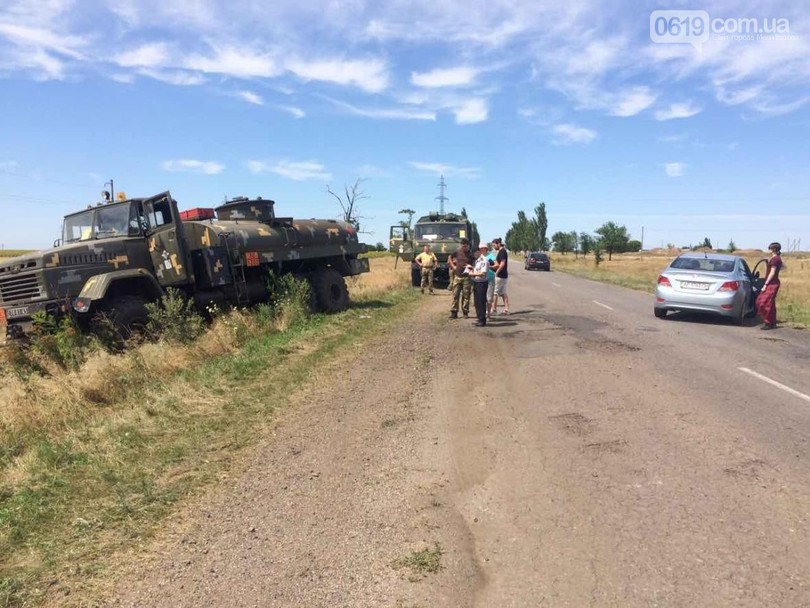 Женщина спровоцировала ДТП с колонной военной техники - 59030 Женщина спровоцировала ДТП с колонной военной техники - фото 59030
