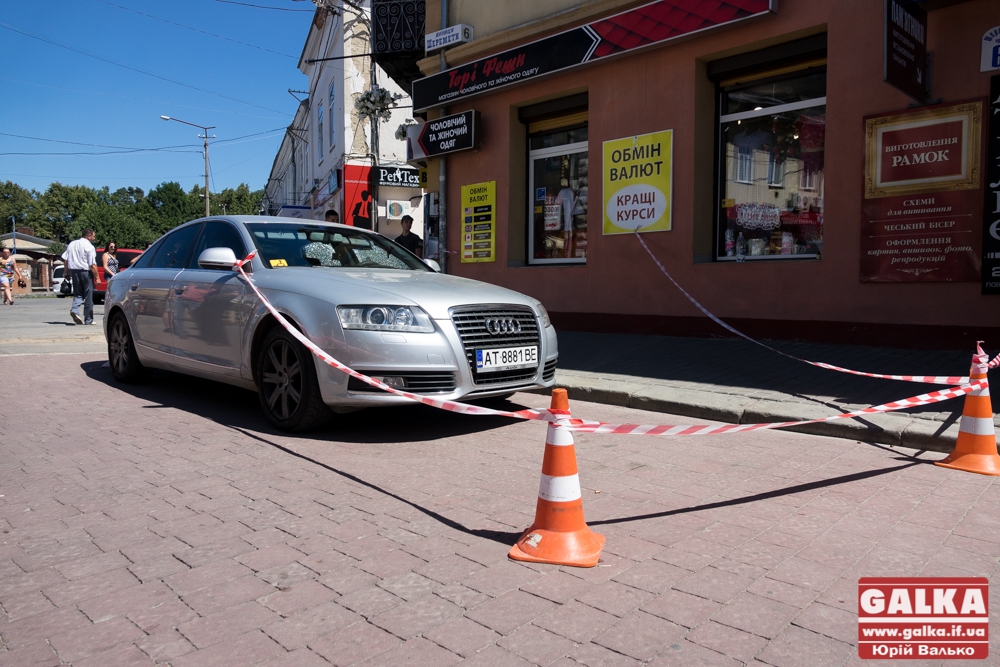 В центре Ивано-Франковска неизвестный расстрелял автомобиль - 62129 В центре Ивано-Франковска неизвестный расстрелял автомобиль - фото 62129