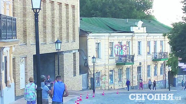 У здания рядом с "Театром на Подоле" проваливается крыша - 56654 У здания рядом с "Театром на Подоле" проваливается крыша - фото 56654