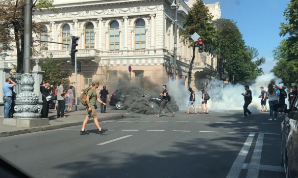 Дымовая шашка под Верховной Радой - 57564 Дымовая шашка под Верховной Радой - фото 57564