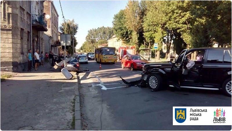 Во Львове столб раздавил автомобиль с водителем - 62187 Во Львове столб раздавил автомобиль с водителем - фото 62187