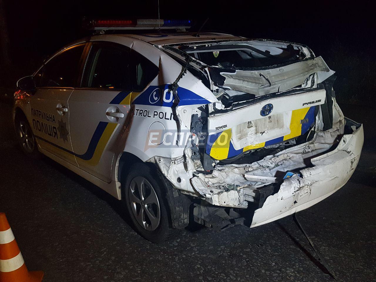 Грузовик одним ударом смял полицейский Prius - 59487 Грузовик одним ударом смял полицейский Prius - фото 59487