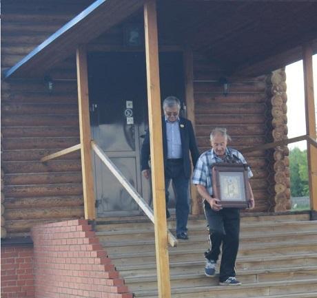 Пьяный Александр Тихонов уходит с иконой - 58542 Пьяный Александр Тихонов уходит с иконой - фото 58542
