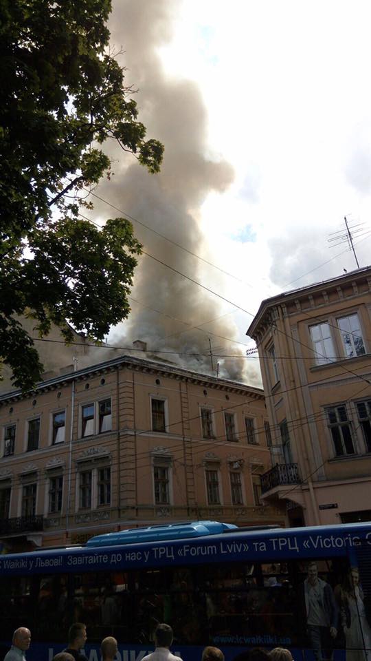 В центре Львова горел дом - 58207 В центре Львова горел дом - фото 58207