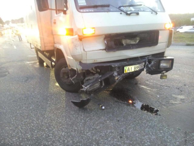 Грузовик одним ударом смял полицейский Prius - 59492 Грузовик одним ударом смял полицейский Prius - фото 59492