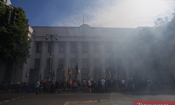 Около 300 чловек протестует под Верховной Радой - 57566 Около 300 чловек протестует под Верховной Радой - фото 57566