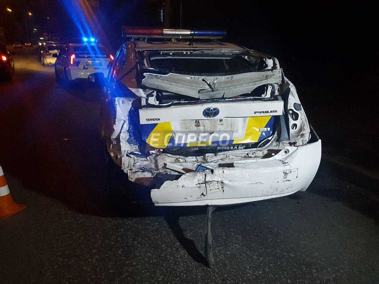 Грузовик одним ударом смял полицейский Prius - 59488 Грузовик одним ударом смял полицейский Prius - фото 59488