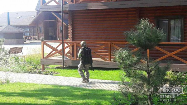 В здании офиса Ахметова проходят обыски (фото, видео) - 63403 В здании офиса Ахметова проходят обыски (фото, видео) - фото 63403