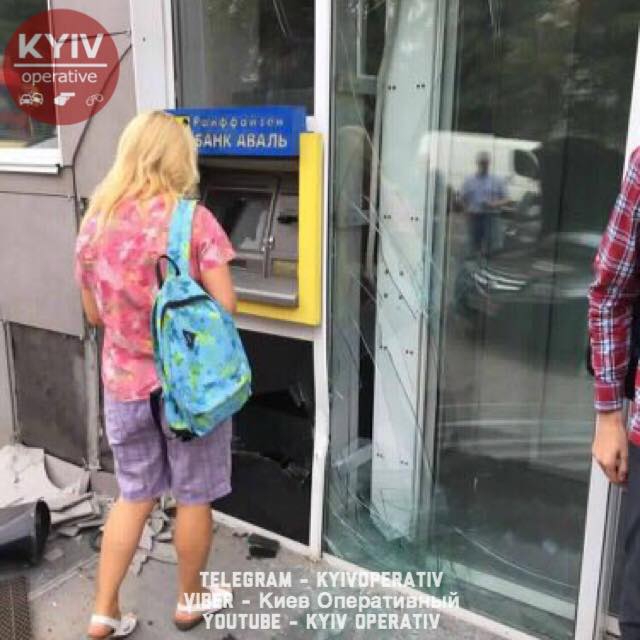 Перепутала передачи: киевлянка заехала в бизнеc-центр Vodafone Ukraine на авто - 66595 Перепутала передачи: киевлянка заехала в бизнеc-центр Vodafone Ukraine на авто - фото 66595