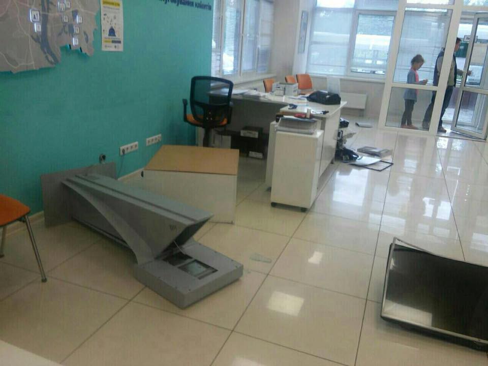 Неизвестные разгромили два офиса "Киевэнерго" на Соломенке в Киеве - 69429 Неизвестные разгромили два офиса "Киевэнерго" на Соломенке в Киеве - фото 69429