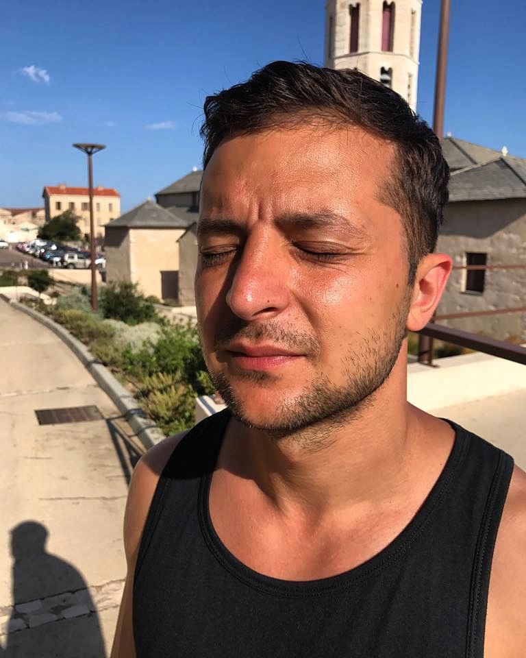 Владимир Зеленский обгорел на солнце (фото) - 65453 Владимир Зеленский обгорел на солнце (фото) - фото 65453