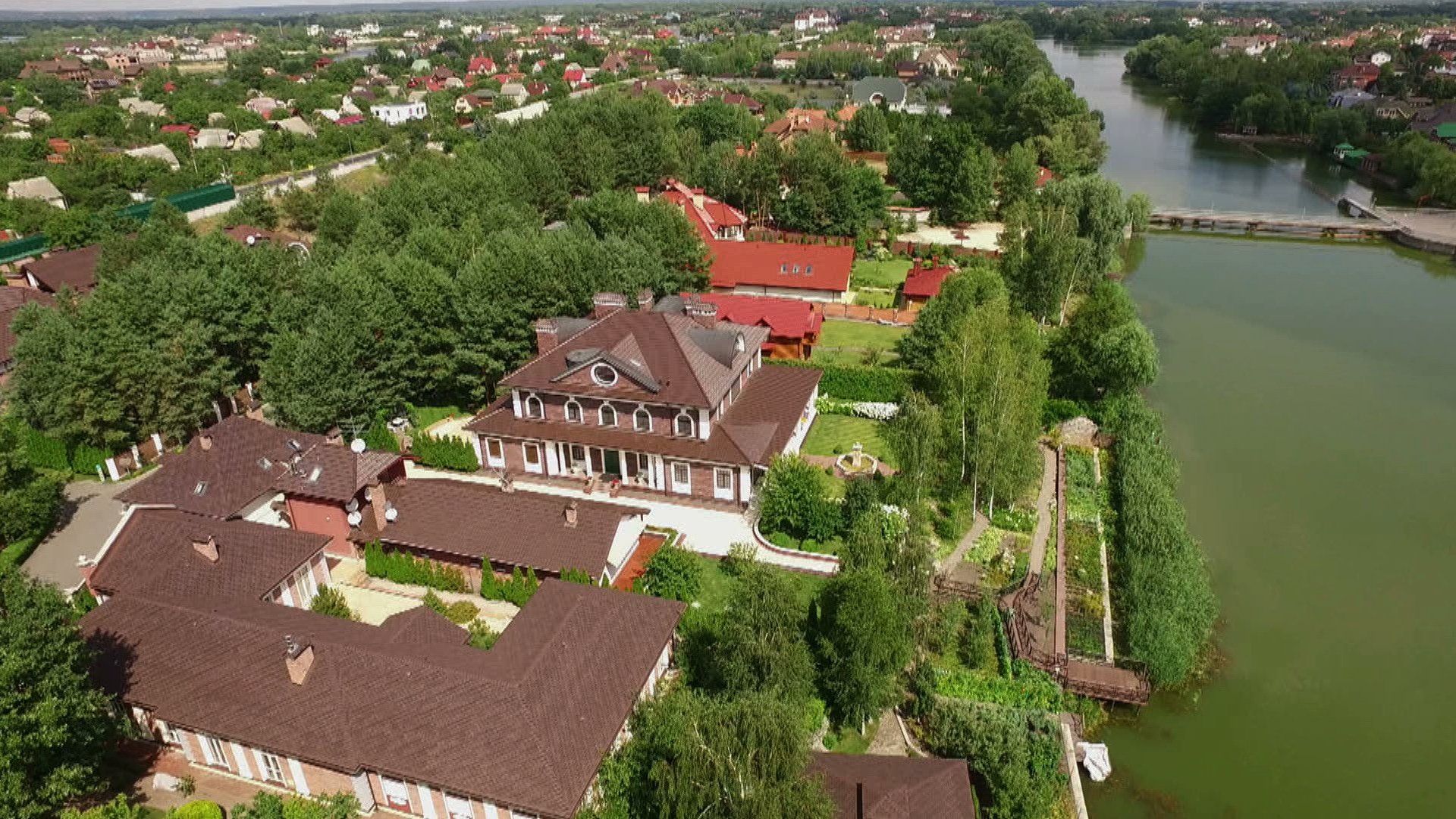 Феномен чиновника-вантажника: дім на 700 кв.м., позашляховик та три елітні квартири - 64279 Феномен чиновника-вантажника: дім на 700 кв.м., позашляховик та три елітні квартири - фото 64279