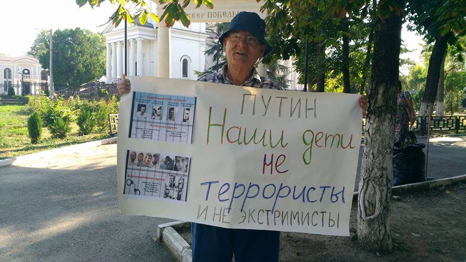 Пожилые крымские татары вышли на пикеты в поддержку задержанного 76-летнего заключенного - 66133 Пожилые крымские татары вышли на пикеты в поддержку задержанного 76-летнего заключенного - фото 66133
