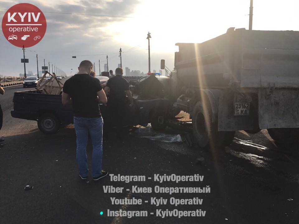 В Киеве забитый патронами ВАЗ врезался в грузовик - 69626 В Киеве забитый патронами ВАЗ врезался в грузовик - фото 69626