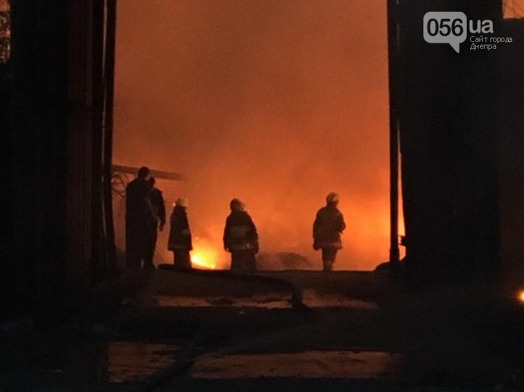 В Днепре сильный пожар на складах перекинулся на жилые дома - 67953 В Днепре сильный пожар на складах перекинулся на жилые дома - фото 67953