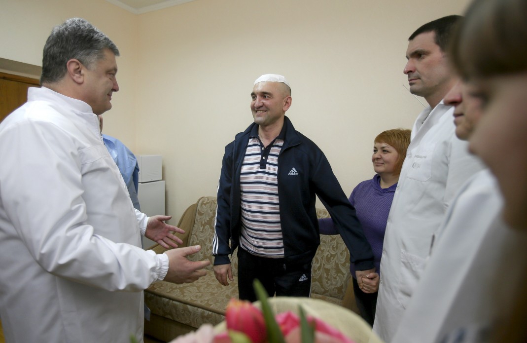 Ігор Гордійчук із дружиною зустрічають Петра Порошенка у шпиталі - 69064 Ігор Гордійчук із дружиною зустрічають Петра Порошенка у шпиталі - фото 69064