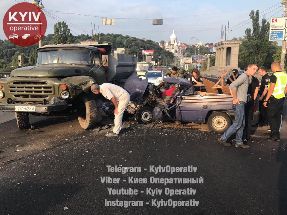 В Киеве забитый патронами ВАЗ врезался в грузовик - 69628 В Киеве забитый патронами ВАЗ врезался в грузовик - фото 69628