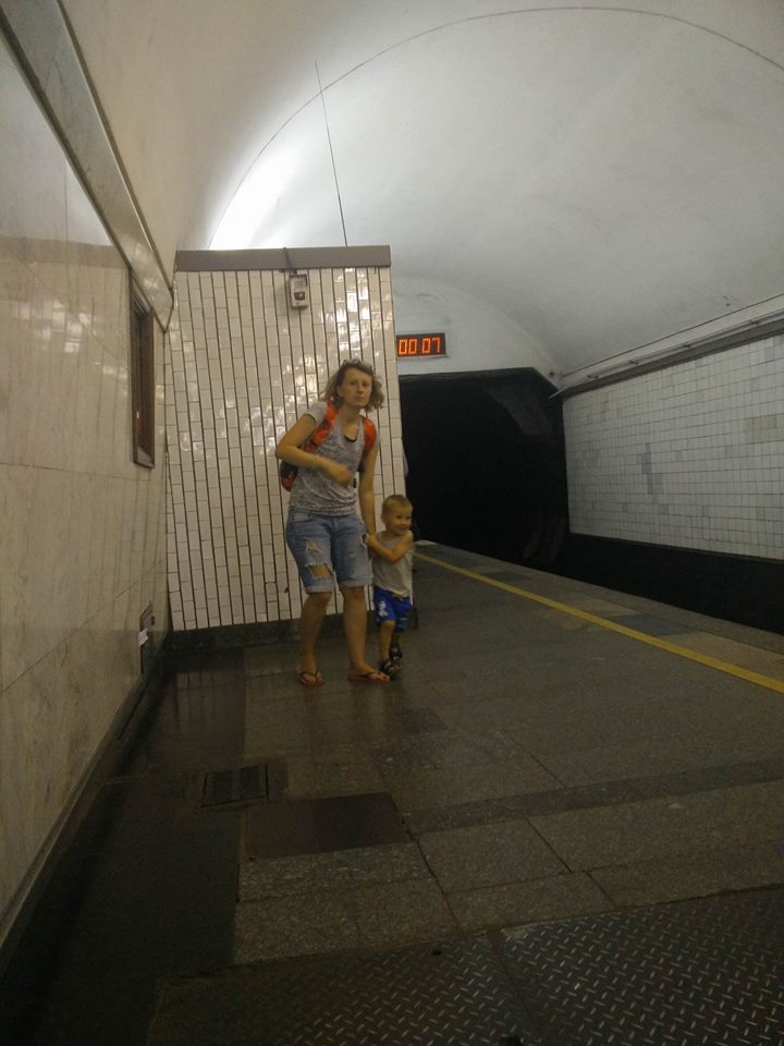 Яжемать сводила ребенка в туалет посреди станции метро - 63440 Яжемать сводила ребенка в туалет посреди станции метро - фото 63440