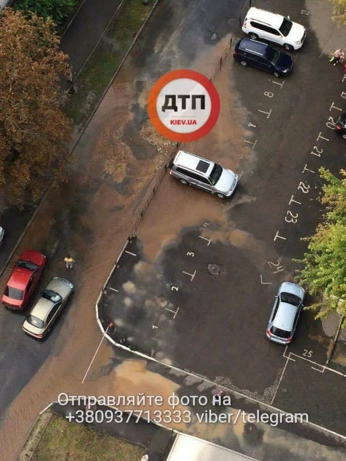 В Киеве из прорванной трубы хлещет огромный фонтан кипятка - 69216 В Киеве из прорванной трубы хлещет огромный фонтан кипятка - фото 69216