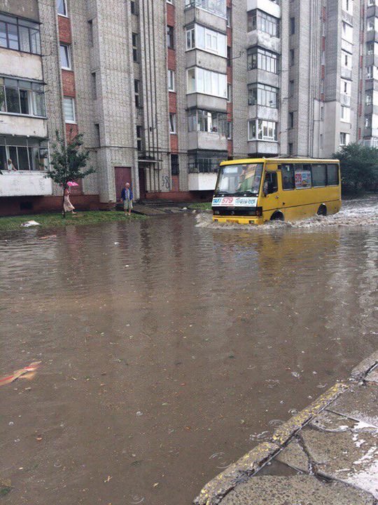 Улицы Львова затопило водой и засыпало крупным градом - 67566 Улицы Львова затопило водой и засыпало крупным градом - фото 67566