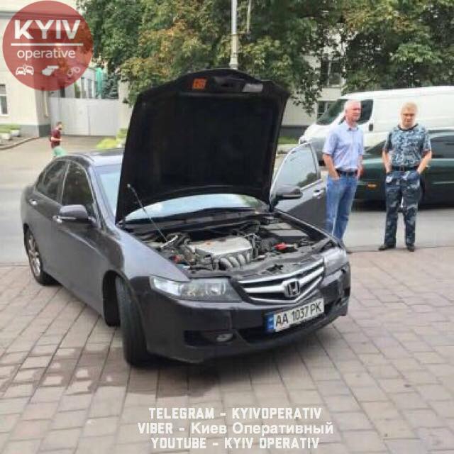 Перепутала передачи: киевлянка заехала в бизнеc-центр Vodafone Ukraine на авто - 66596 Перепутала передачи: киевлянка заехала в бизнеc-центр Vodafone Ukraine на авто - фото 66596