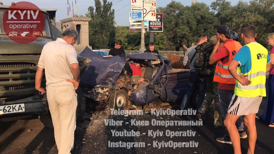 В Киеве забитый патронами ВАЗ врезался в грузовик - 69629 В Киеве забитый патронами ВАЗ врезался в грузовик - фото 69629