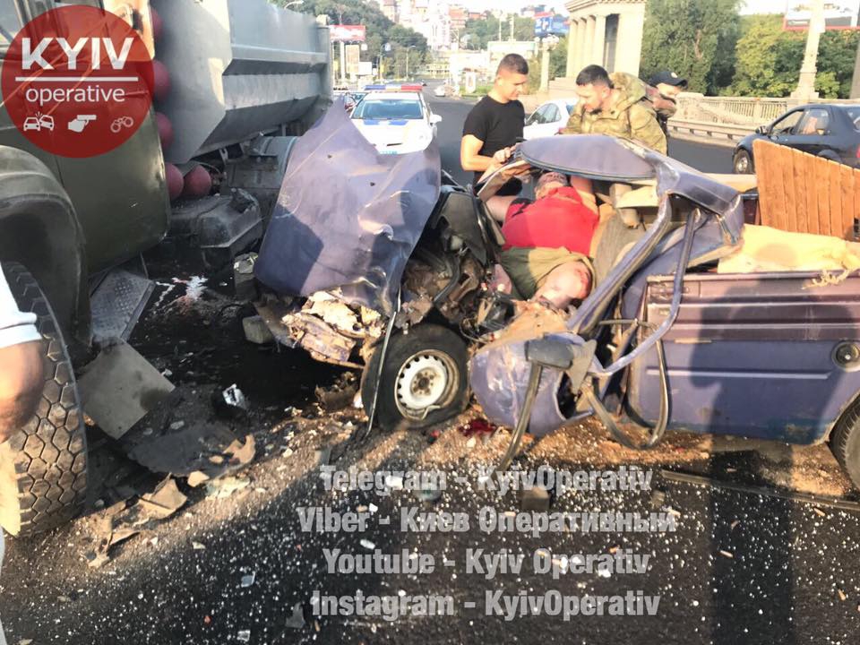 В Киеве забитый патронами ВАЗ врезался в грузовик - 69627 В Киеве забитый патронами ВАЗ врезался в грузовик - фото 69627