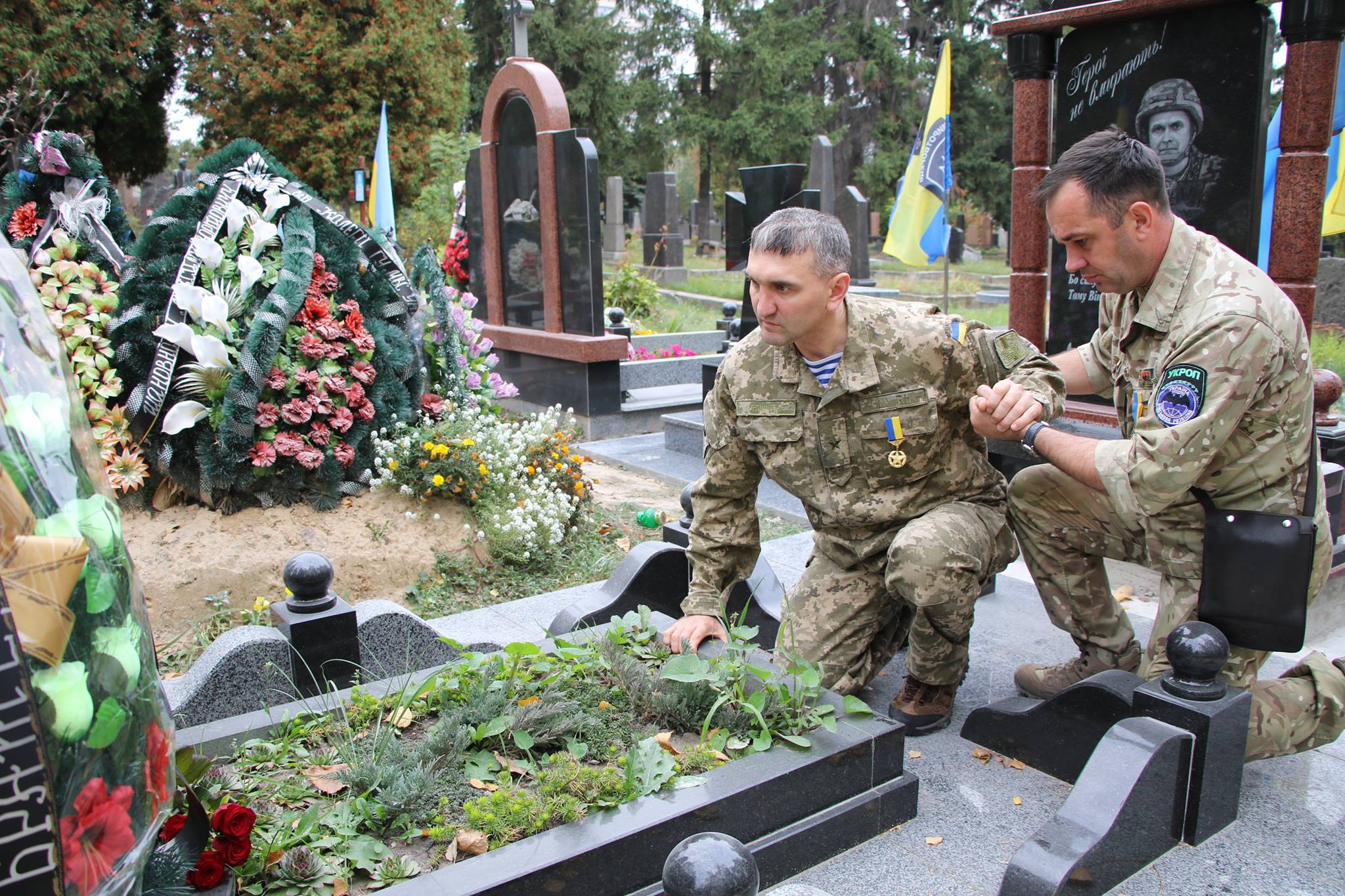 Герой України на могилі побратима Темура Юлдашева - 67981 Герой України на могилі побратима Темура Юлдашева - фото 67981