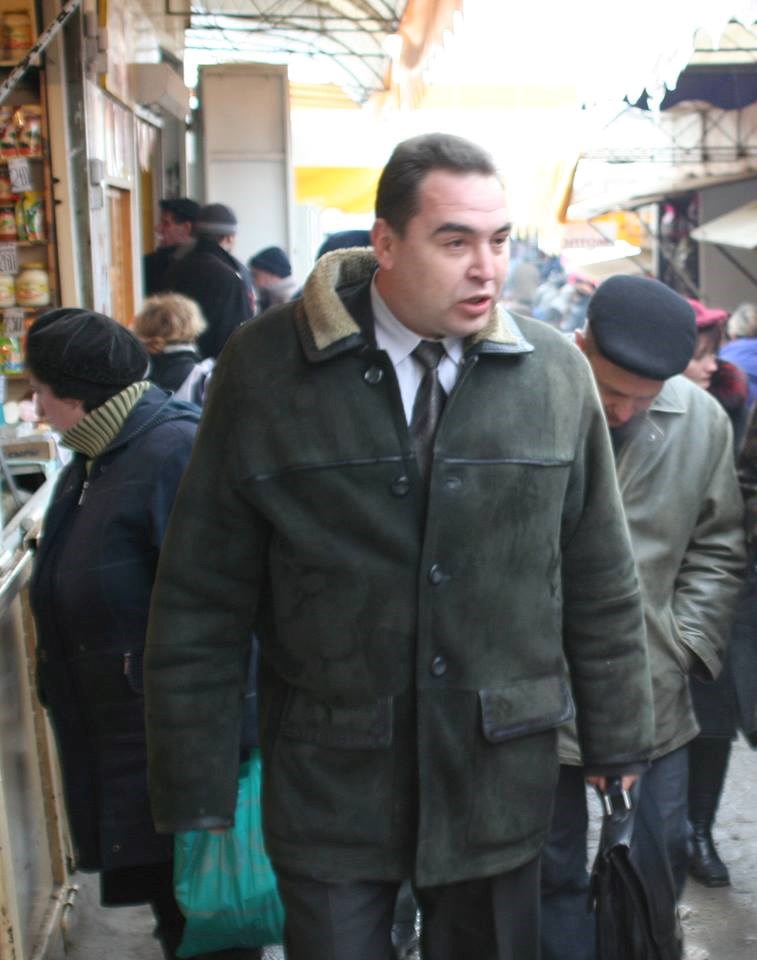 Базарное прошлое: В сети показали как Плотницкий с портфелем и в дубленке бегал по рынку - 65248 Базарное прошлое: В сети показали как Плотницкий с портфелем и в дубленке бегал по рынку - фото 65248