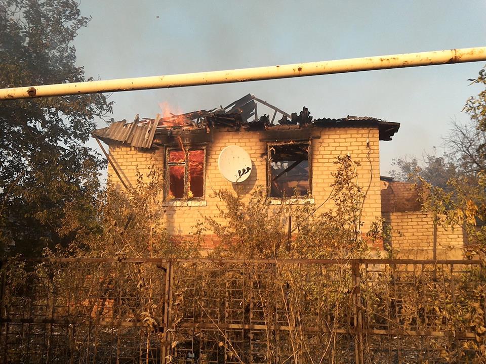 Похоже на ад: В Зайцево из-за обстрелов боевиков сгорели жилые дома - 68683 Похоже на ад: В Зайцево из-за обстрелов боевиков сгорели жилые дома - фото 68683