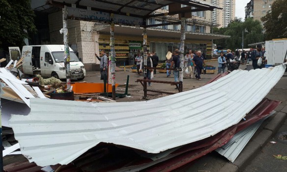 В Киеве возле "Политехнического института" снесли МАФы (фото) - 68651 В Киеве возле "Политехнического института" снесли МАФы (фото) - фото 68651