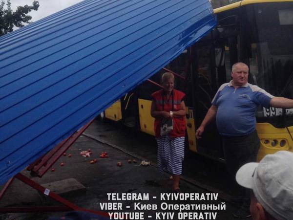В Киеве водитель автобуса разнес остановку и уехал с места ДТП - 68860 В Киеве водитель автобуса разнес остановку и уехал с места ДТП - фото 68860