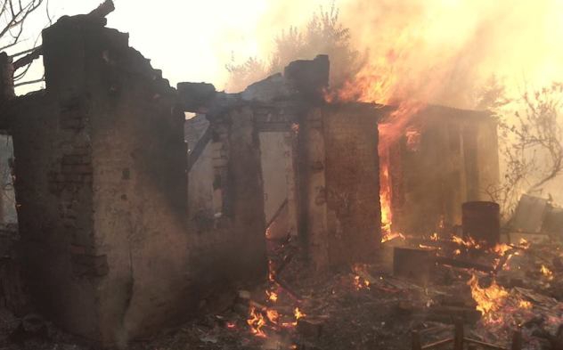 Похоже на ад: В Зайцево из-за обстрелов боевиков сгорели жилые дома - 68680 Похоже на ад: В Зайцево из-за обстрелов боевиков сгорели жилые дома - фото 68680