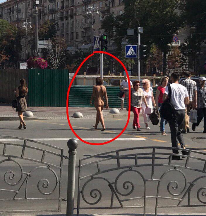 Жителей столицы шокировала абсолютно голая девушка, гуляющая по Киеву: видео - 63080 Жителей столицы шокировала абсолютно голая девушка, гуляющая по Киеву: видео - фото 63080