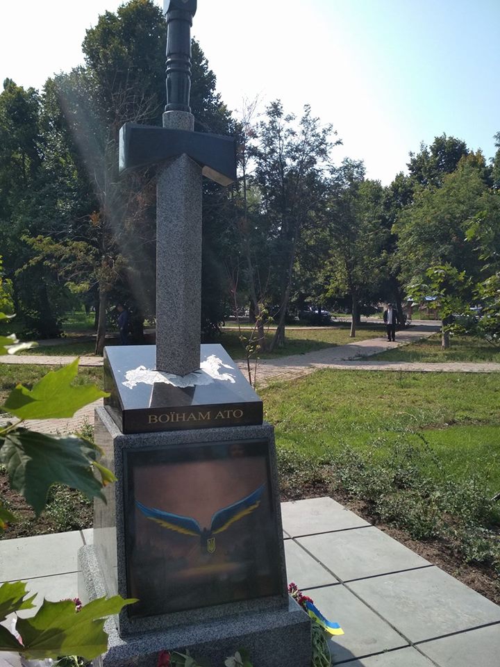 В Киеве установили новый памятник бойцам АТО - 66810 В Киеве установили новый памятник бойцам АТО - фото 66810