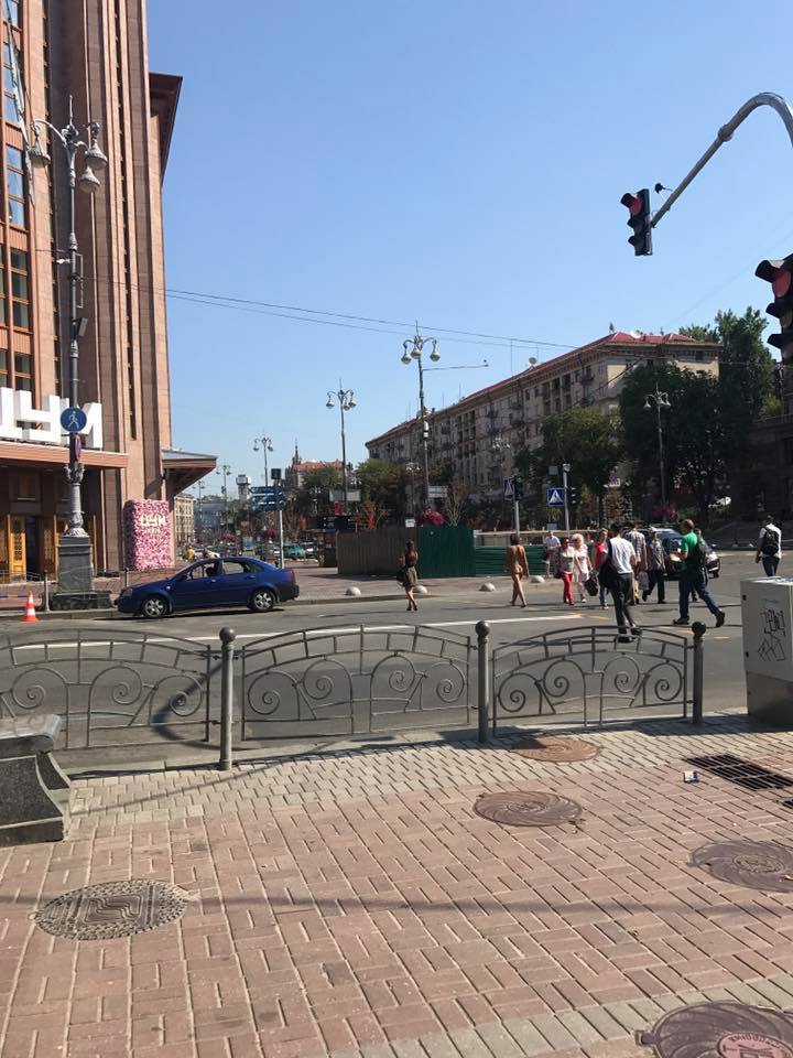 Жителей столицы шокировала абсолютно голая девушка, гуляющая по Киеву: видео - 62866 Жителей столицы шокировала абсолютно голая девушка, гуляющая по Киеву: видео - фото 62866