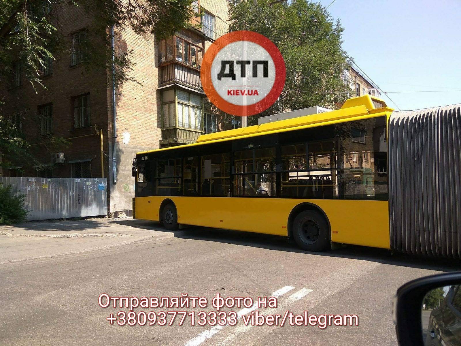 В Киеве троллейбус на полном ходу врезался в стену жилого дома - 63632 В Киеве троллейбус на полном ходу врезался в стену жилого дома - фото 63632