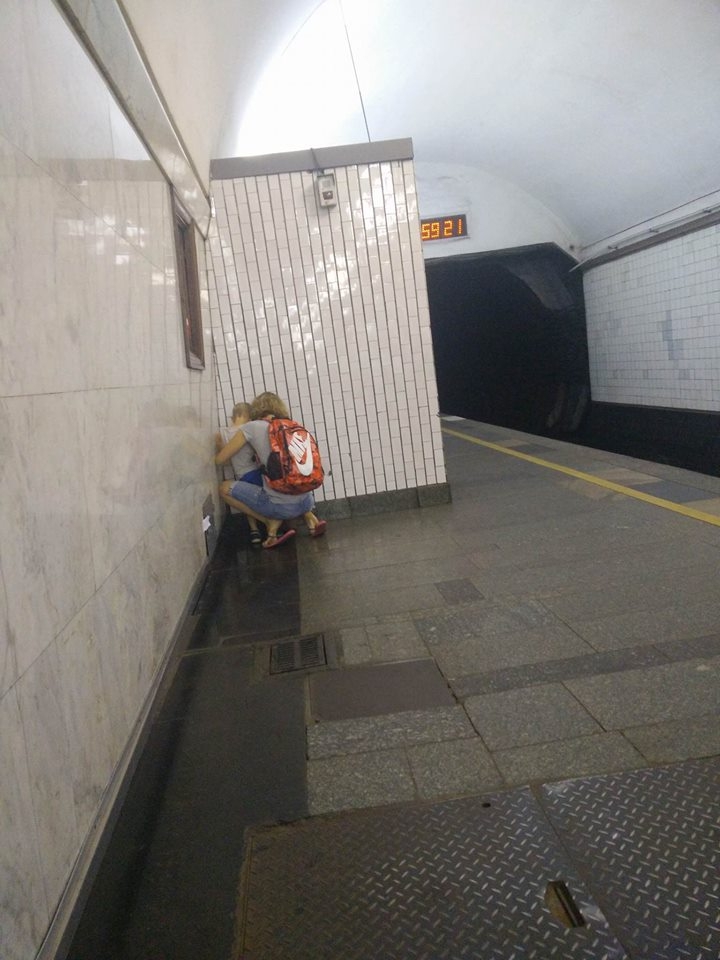 Яжемать сводила ребенка в туалет посреди станции метро - 63441 Яжемать сводила ребенка в туалет посреди станции метро - фото 63441