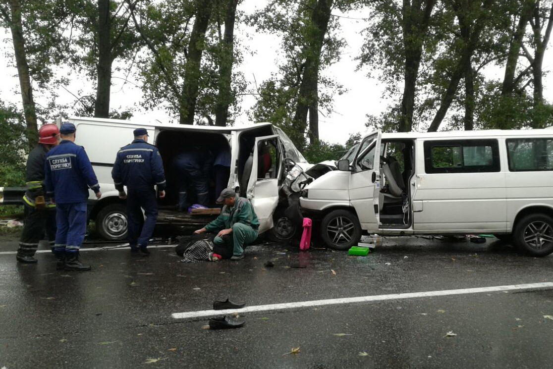 В Харьковской области столкнулись два буса, двое погибших и много пострадавших - 70900 В Харьковской области столкнулись два буса, двое погибших и много пострадавших - фото 70900