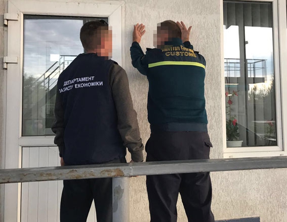 Взятка животворящая: Украинские таможенники пропустили в Украину 800 авто на еврономерах - 72361 Взятка животворящая: Украинские таможенники пропустили в Украину 800 авто на еврономерах - фото 72361