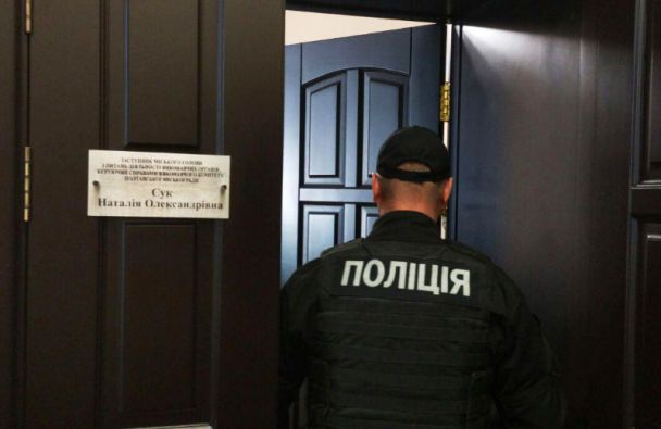 В Полтаве правоохранители обыскивают кабинет мэра и его заместителей - 75218 В Полтаве правоохранители обыскивают кабинет мэра и его заместителей - фото 75218