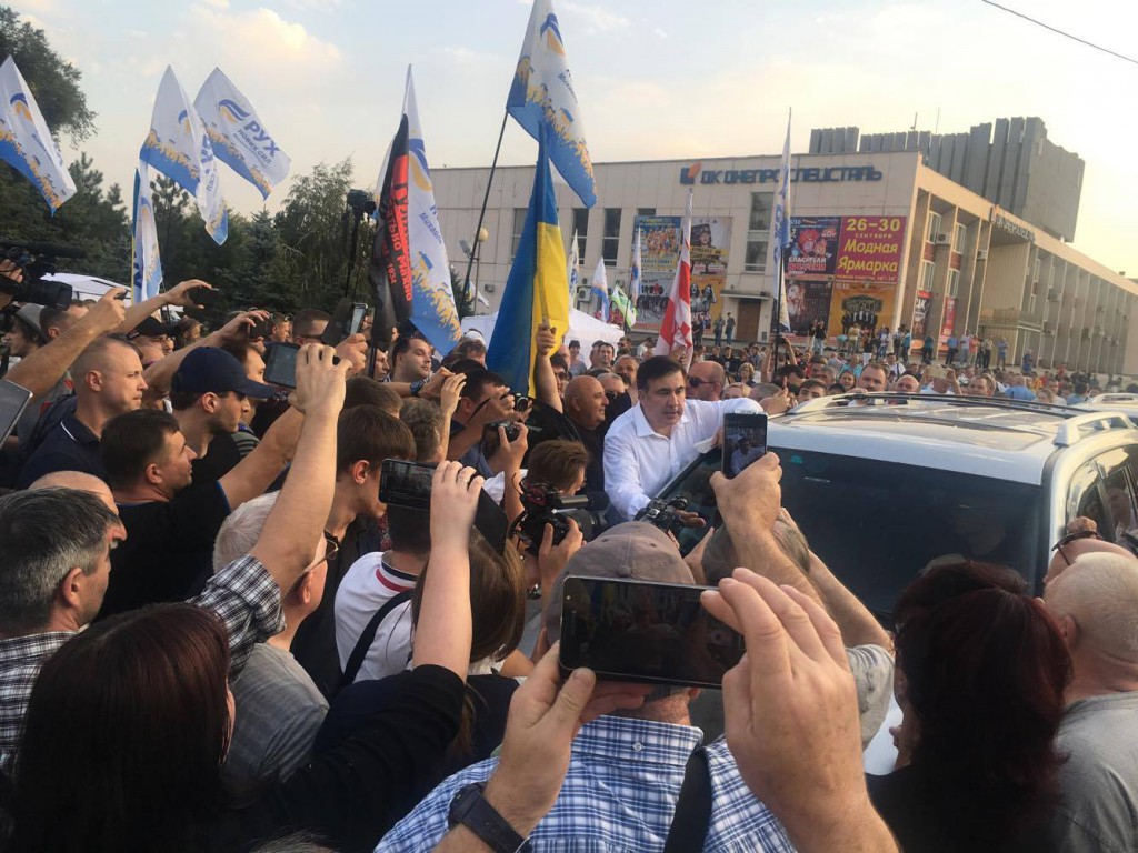 Турне Михо: В Запорожье Саакашвили пересел из Лексуса на маршрутку(фото) - 75722 Турне Михо: В Запорожье Саакашвили пересел из Лексуса на маршрутку(фото) - фото 75722