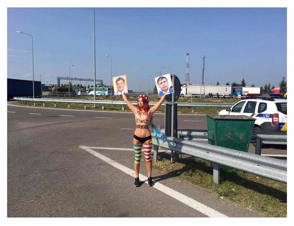 Активистка FEMEN разделась на КПП "Краковец" - 72749 Активистка FEMEN разделась на КПП "Краковец" - фото 72749