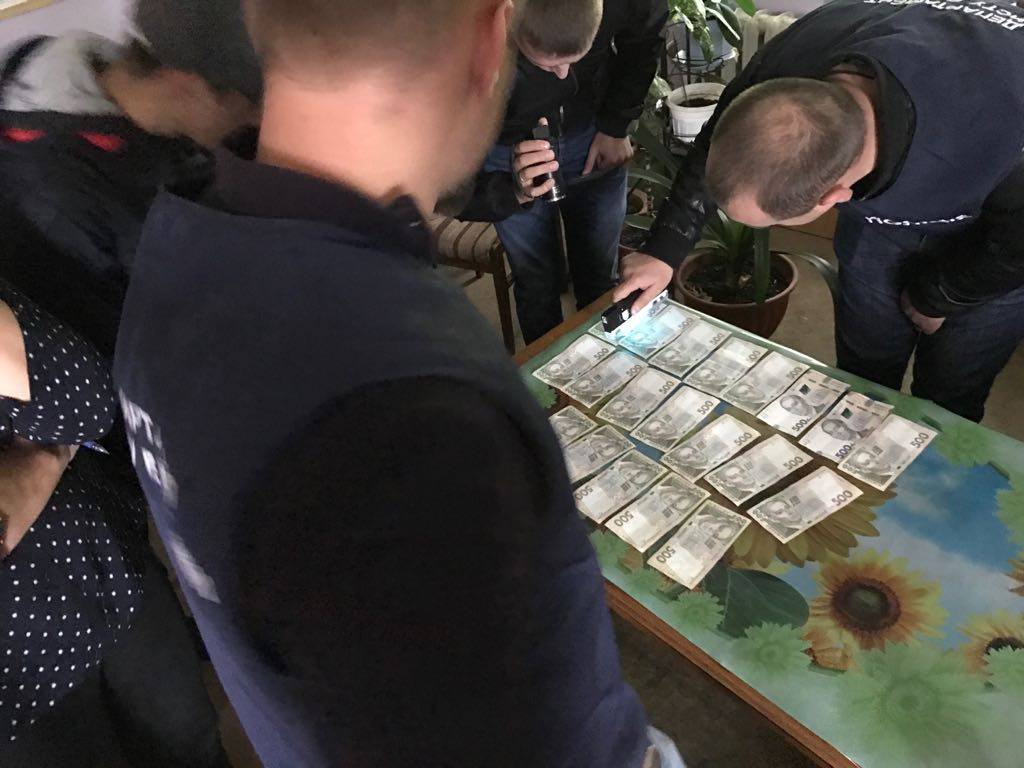 Налоговик из Черновцов погорел на миллионной взятке - 71937 Налоговик из Черновцов погорел на миллионной взятке - фото 71937